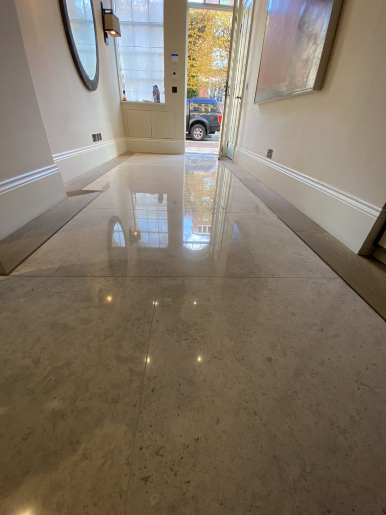 Limestone hallway floor with mirror finish in London – professional diamond grinding and polishing achieving deep reflection and clarity.